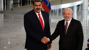 Maduro e Lula se cumprimentam, sorriem e olham para as câmeras no Pàlácio do Planalto