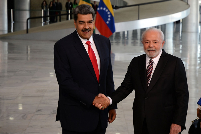 Maduro e Lula se cumprimentam, sorriem e olham para as câmeras no Pàlácio do Planalto
