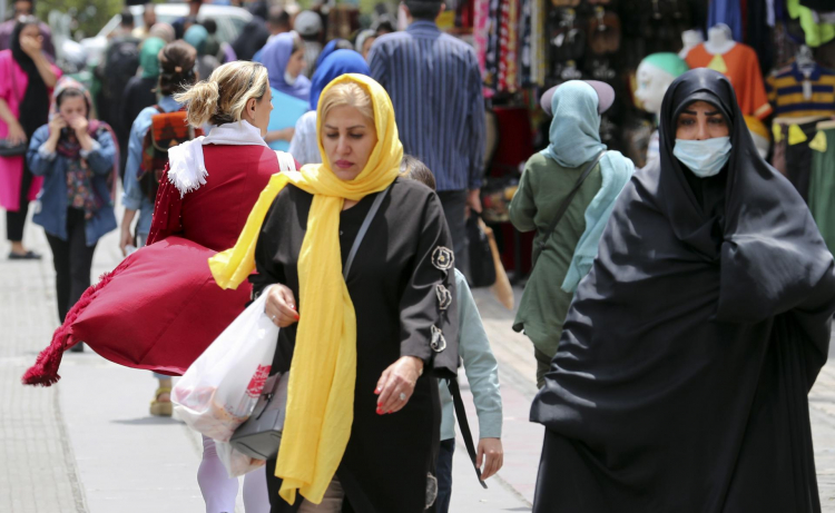 Irã considera cortar serviços bancários de mulheres que não cumprem lei sobre véu