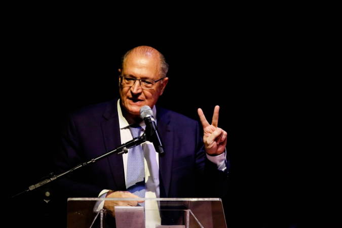 Alckmin faz o sinal de V