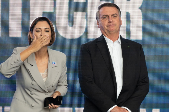 Michelle Bolsonaro manda beijo ao lado do marido Jair Bolsonaro