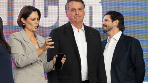 Michelle Bolsonaro gesticula ao lado do marido, Jair Bolsonaro