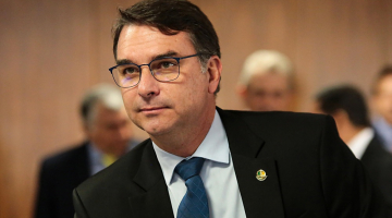 O senador Flávio Bolsonaro durante sessão na Comissão de Constituição e Justiça e de Cidadania