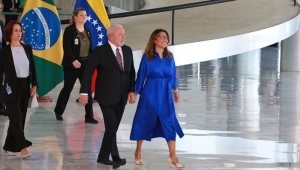 Lula caminha com Janja no Palácio do Planalto