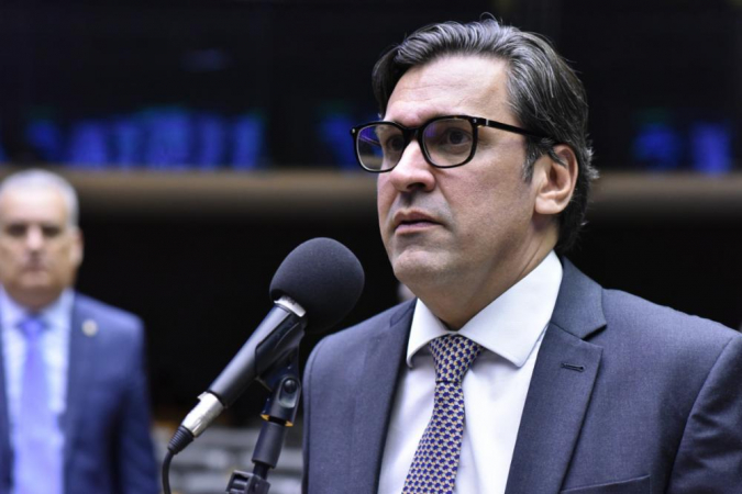 Deputado Isnaldo Bulhões na Câmara, em frente ao microfone