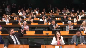 Deputados em audiência comemoram soltura de Torres