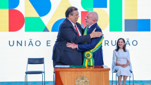 Dino e Lula se abraçam