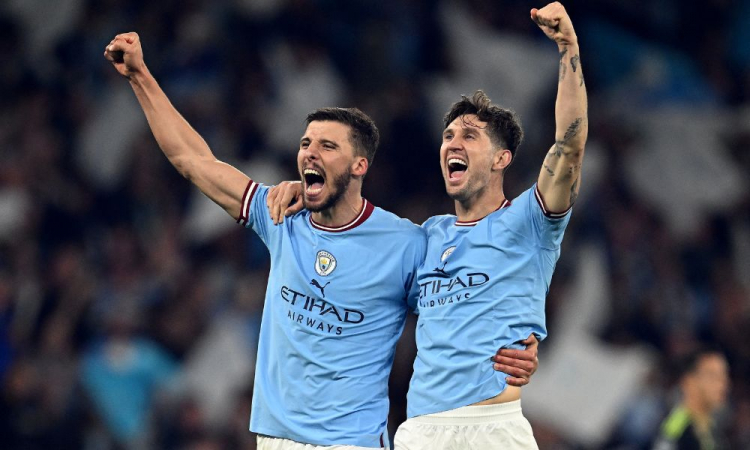 Jogo do Manchester City, tricampeão inglês, termina em celebração