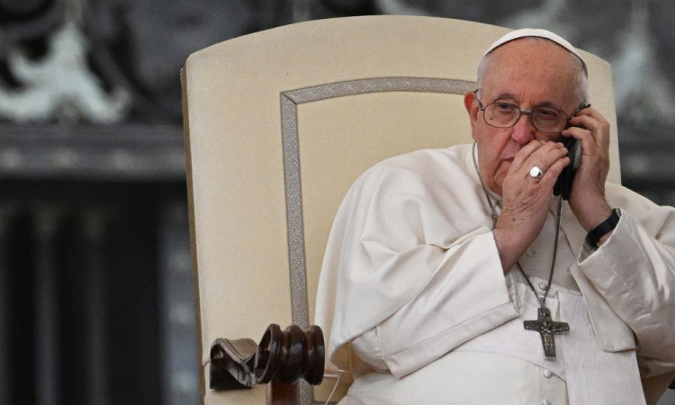 Papa Francisco pausa audiência para atender ligação e deixa fiéis esperando por mais de um minuto