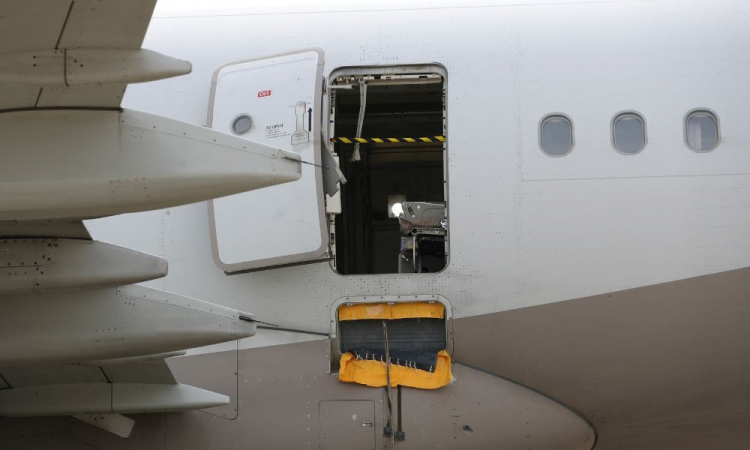passageiro abre porta de avião