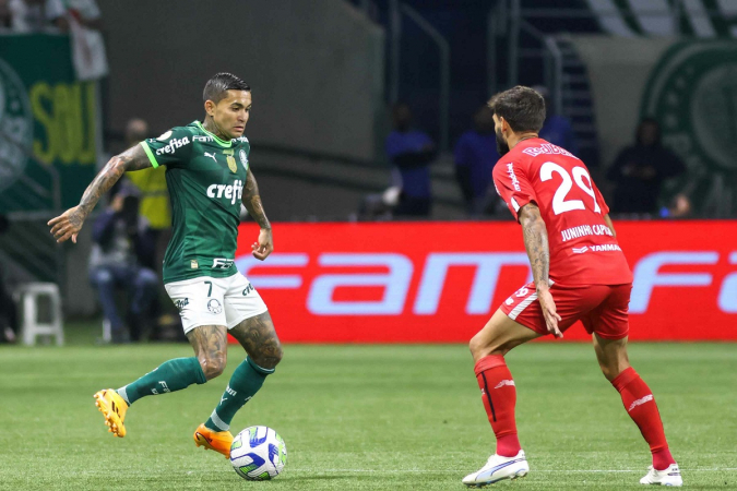 Dudu encara a marcação de Juninho Capixaba em duelo entre Palmeiras e Red Bull Bragantino