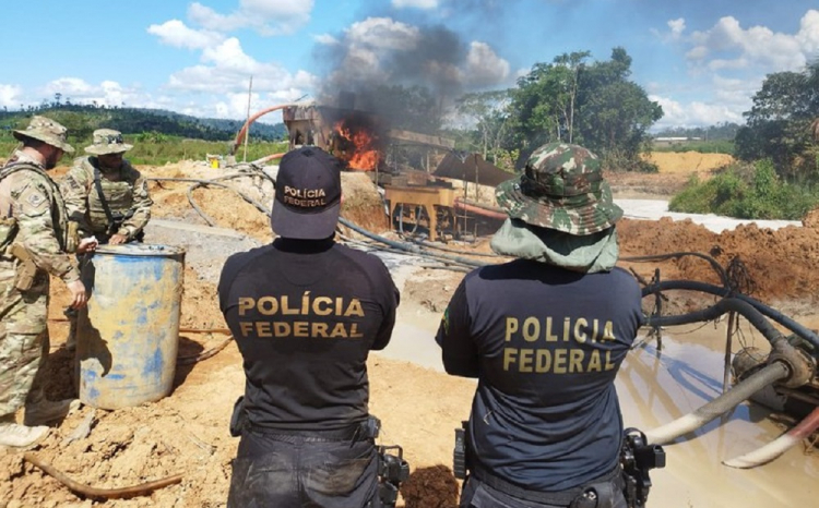 PF realiza operação para combater ações ilegais em terra indígena
