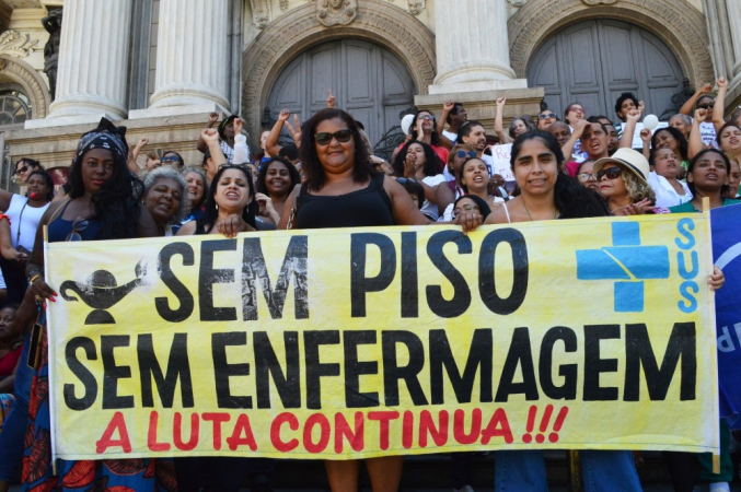 Enfermeiros, técnicos e auxiliares de enfermagem do Estado do Rio de Janeiro protestam nas escadaria do Theatro Municipal