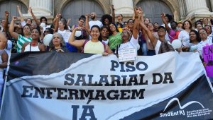 Enfermeiros, técnicos e auxiliares de enfermagem do Estado do Rio de Janeiro protestam nas escadaria do Theatro Municipal do Rio de Janeiro