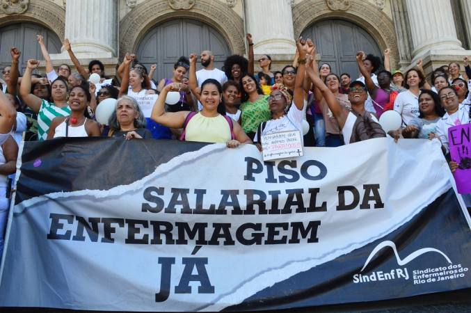 Enfermeiros, técnicos e auxiliares de enfermagem do Estado do Rio de Janeiro protestam nas escadaria do Theatro Municipal do Rio de Janeiro