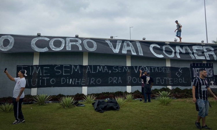 Torcida protesta contra ação da PM na confusão em jogo da Lusa