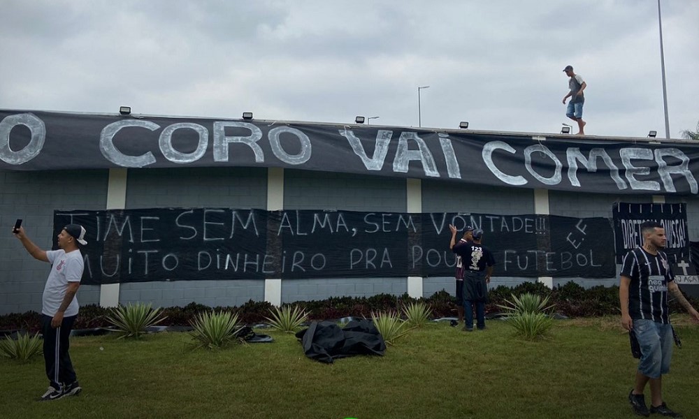 Faixa estendia diz o coro vai comer