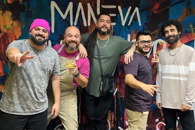Quinteto da banda Maneva posa para fotos, todos juntos
