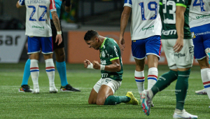 Rony comemora pênalti assinalado para o Palmeiras em duelo contra o Fortaleza