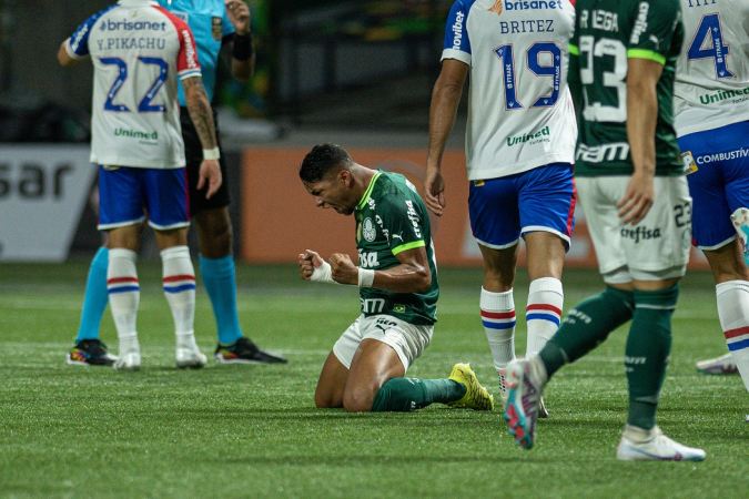 Rony comemora pênalti assinalado para o Palmeiras em duelo contra o Fortaleza