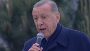 Chefe de Estado discursa em carro aberto na Turquia