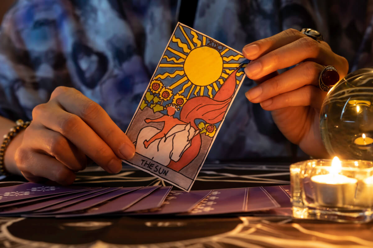 O tarot é composto por um total de 78 cartas, divididas entre 22 arcanos maiores e 56 arcanos menores 