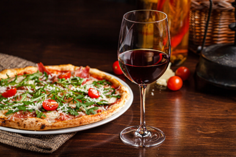 Veja como harmonizar vinho e pizza perfeitamente