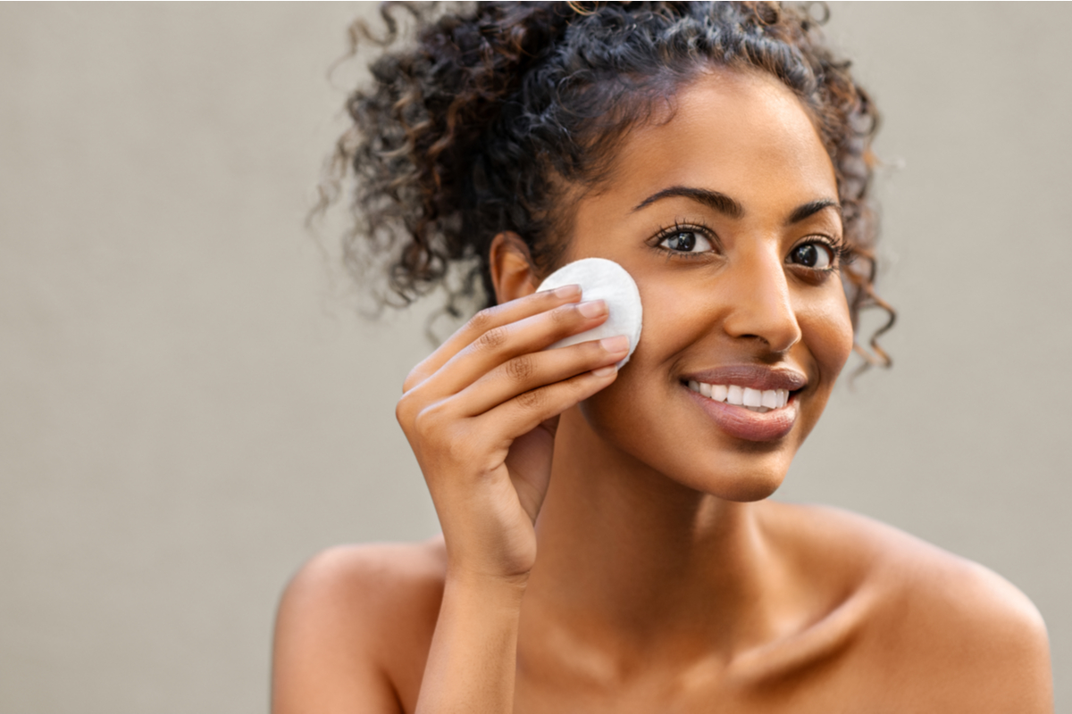 Utilizar demaquilante traz inúmeros benefícios para  saúde da pele 