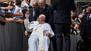 O Papa Francisco acena para os participantes ao sair no final da audiência geral semanal
