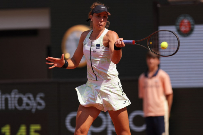 A brasileira Bia Haddad Maia joga um forehand de retorno para Ons Jabeur, da Tunísia, durante a partida individual feminina das quartas de final no décimo primeiro dia do torneio de tênis Roland-Garros