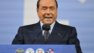 O líder do Forza Italia Silvio Berlusconi fala no palco