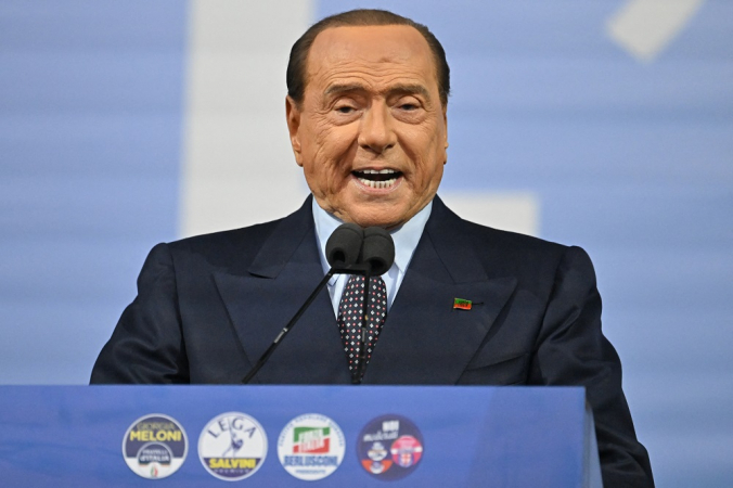 O líder do Forza Italia Silvio Berlusconi fala no palco
