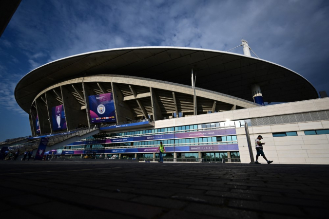 Pessoas caminham do lado de fora do estádio Olímpico Ataturk, em Istambul, em 9 de junho de 2023, na véspera da final da Liga dos Campeões da UEFA