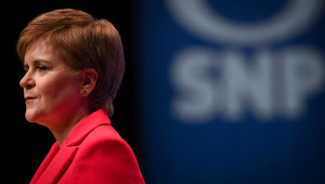 A primeira-ministra da Escócia e líder do Partido Nacional Escocês (SNP), Nicola Sturgeon, reage ao fazer seu discurso aos delegados na Conferência anual do SNP
