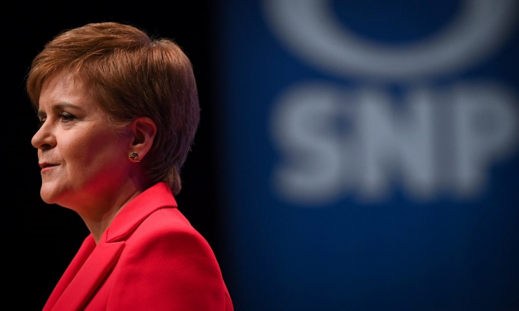 A primeira-ministra da Escócia e líder do Partido Nacional Escocês (SNP), Nicola Sturgeon, reage ao fazer seu discurso aos delegados na Conferência anual do SNP