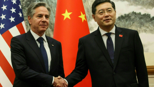 O secretário de Estado dos EUA, Antony Blinken (à esquerda), e o ministro das Relações Exteriores da China, Qin Gang, apertam as mãos antes de uma reunião na Diaoyutai State Guesthouse em Pequim