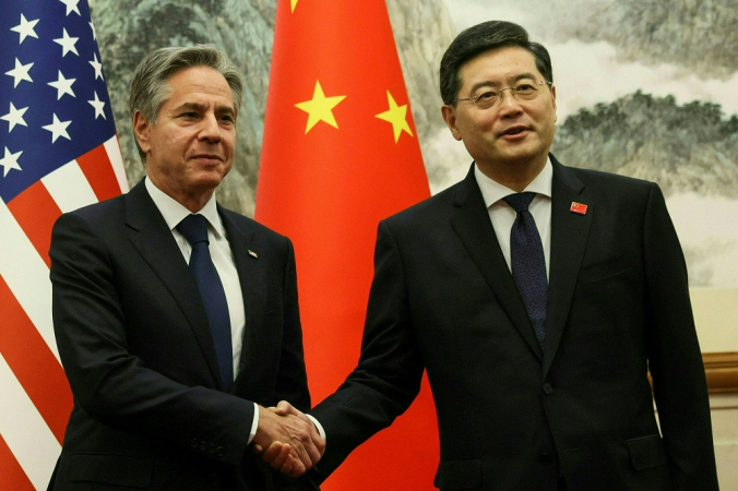 O secretário de Estado dos EUA, Antony Blinken (à esquerda), e o ministro das Relações Exteriores da China, Qin Gang, apertam as mãos antes de uma reunião na Diaoyutai State Guesthouse em Pequim