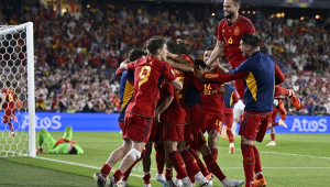 Os jogadores da Espanha comemoram depois de vencer a disputa de pênaltis e a final da Liga das Nações