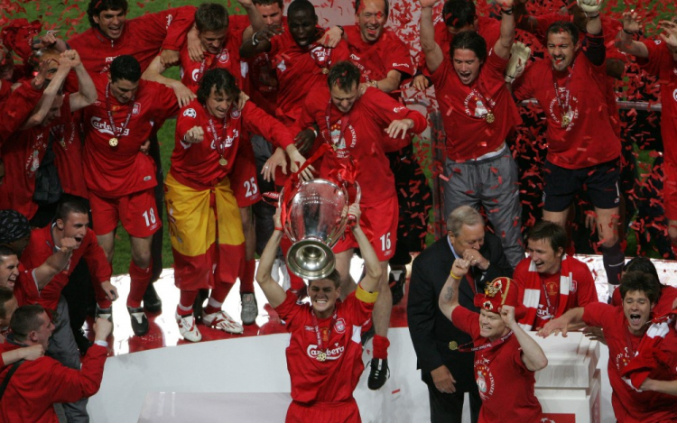 Jogadores do Liverpool comemoram o título da Champions de 2005