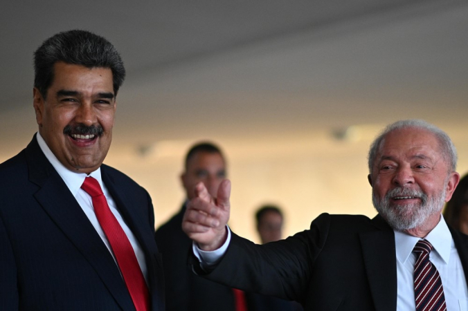No Palácio do PLanato, Lula sorri e faz sinal de joia ao lado de Maduro