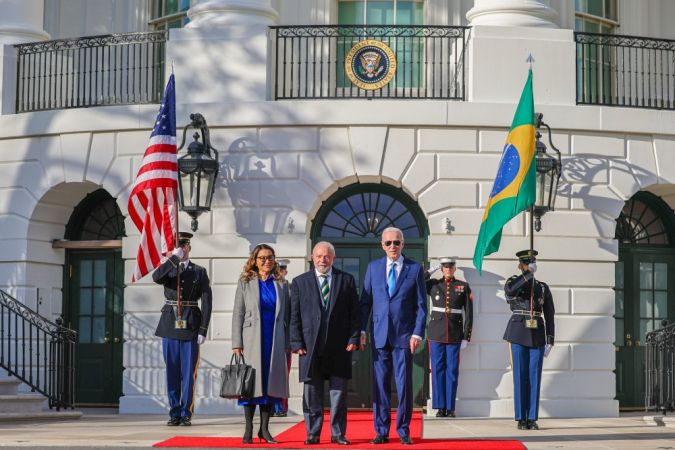 Janja, Lula e Biden, de óculos escuros, posam para fotoem frente à Casa Branca