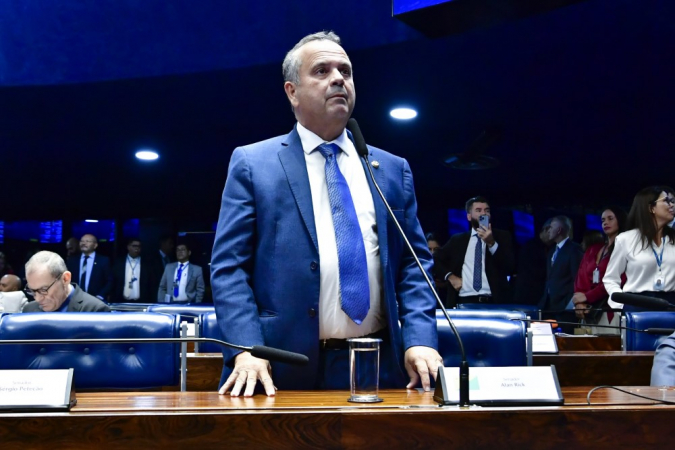 Rogério Marinho em pé, de terno azulmarinho e gravata azul, no Senado