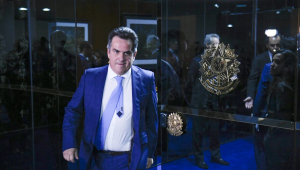 Ciro Nogueira caminha pelo Senado de terno azul, camisa branca e gravata azul clara