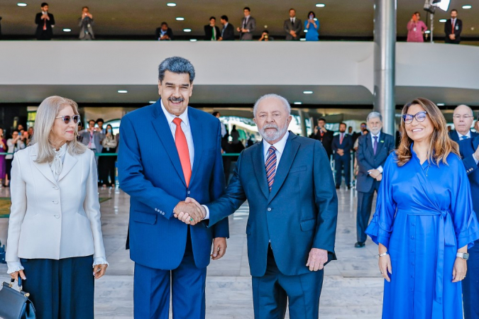 LUla e Maduro apertão as mãos na parea extrena do Palácio do Planalto, cada um com a esposa do lado