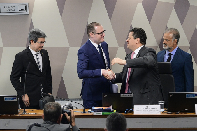 Cristiano Zanin receve o cumprimento de Davi Alcolumbre ao chegar na CCJ do Senado