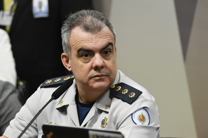 À mesa, ex-chefe do Departamento de Operações da Polícia Militar do Distrito Federal, coronel Jorge Eduardo Naime.