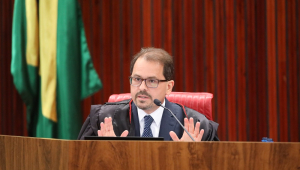 Ministro Floriano Marques em julgamento no TSE
