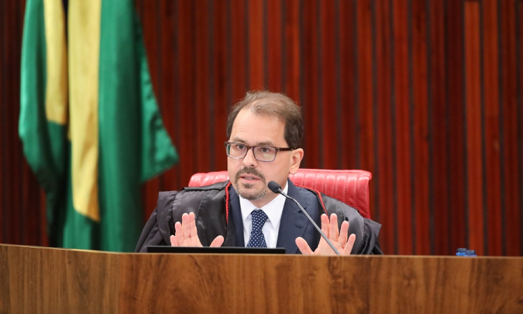 Ministro Floriano Marques em julgamento no TSE