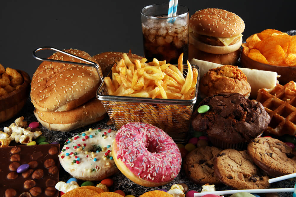 Alimentos como doces, frituras e gorduras são prejudiciais e podem aumentar os níveis de colesterol ruim 