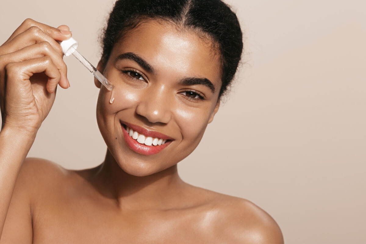 Mesmo que não haja exposição solar, os cuidados com a pele devem ser mantidos até mesmo nos dias mais frios 